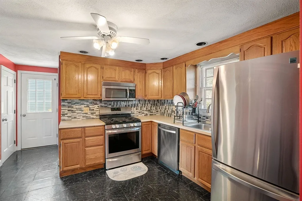 3 bed, 1.5 bath, 1274 sqft, $4,200 — Photo 2
