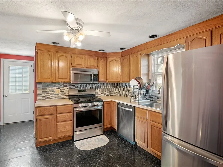 42 Rockland Ave — Photo 2