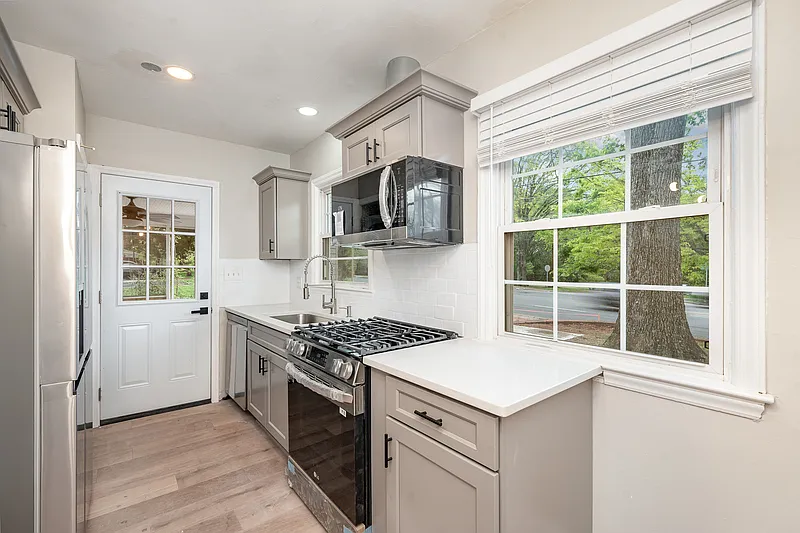2 bed, 1.0 bath, 880 sqft, $1,750 — Photo 4