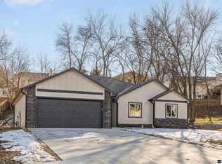 2711 Lynnwood Dr, Bellevue, NE 68123