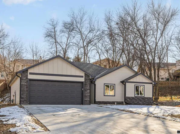 2711 Lynnwood Dr, Bellevue, NE 68123
