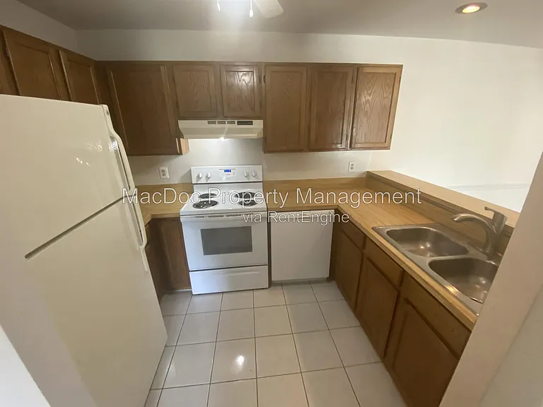 100 Chesterfield Ln #302 — Photo 8