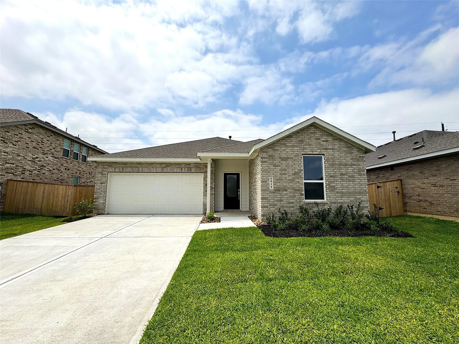 3 bed, 2.0 bath, 1949 sqft, $2,350 — Photo 2