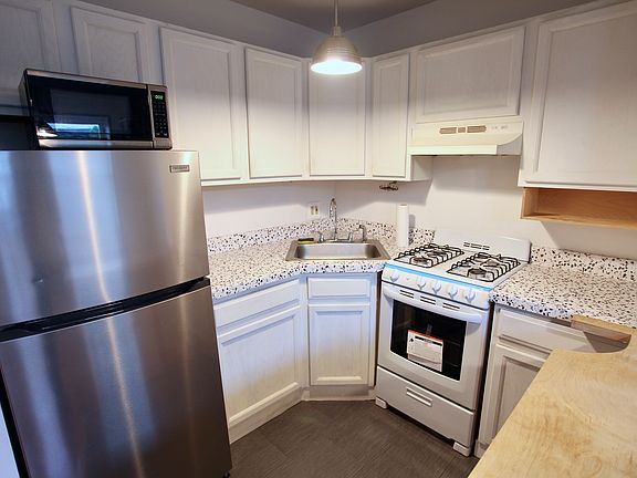 3rd image of 278 Devoe St Floor 3