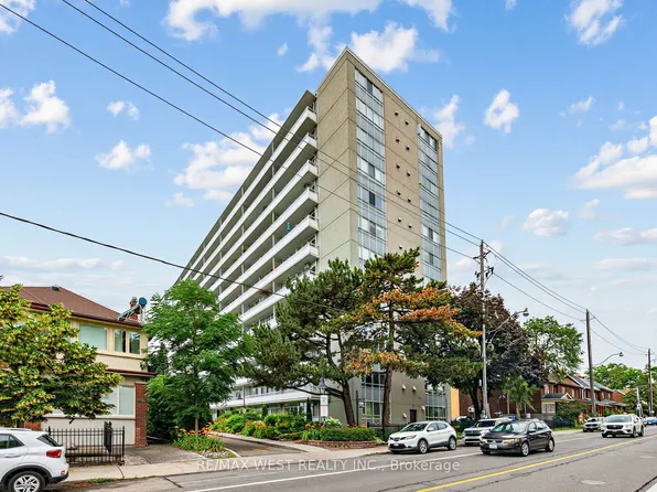 580 Christie St #302, Toronto, ON M6G 3E3