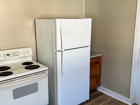 4th image of 3914 Linden Ave