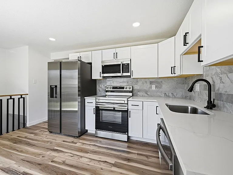 23 University Dr — Photo 13