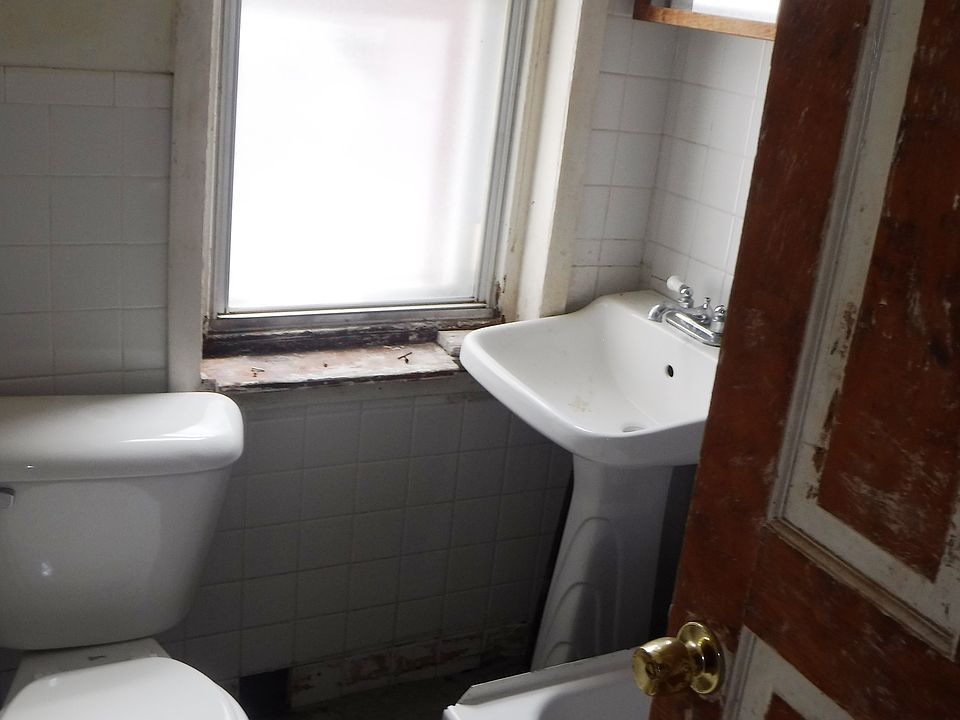 2nd image of 2006 Hart Ln