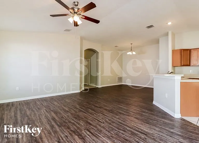 826 Barrister Dr — Photo 5