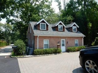 198 Kings Point Rd #1, Great Neck, NY 11024