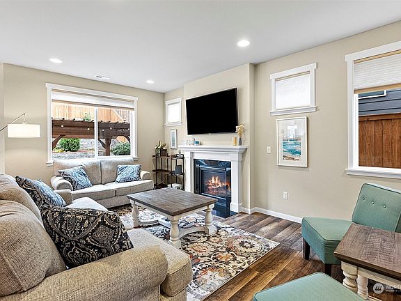 Open plan living space adjoins the dining area & kitchen>