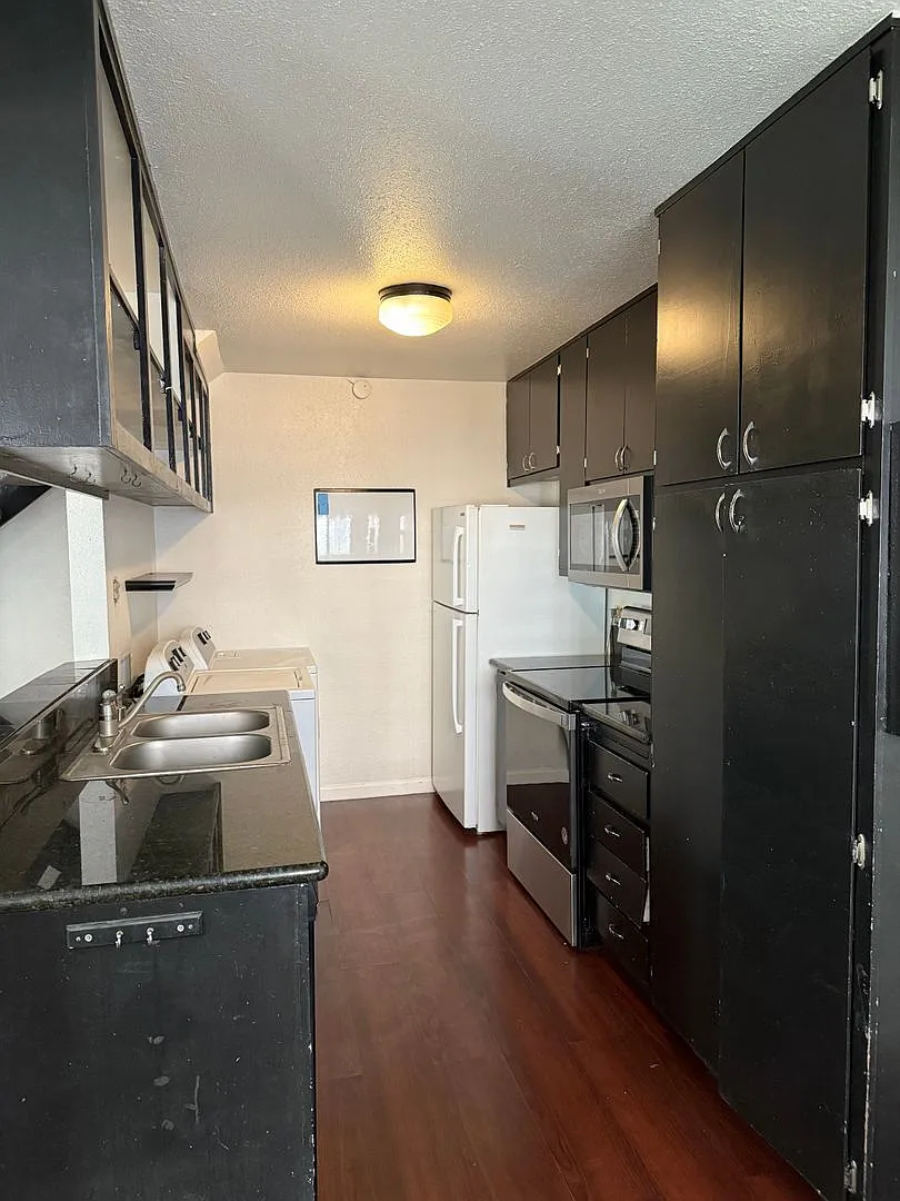 2-Bedroom Townhouse Near Shopping, Dining & Freeway Access — Photo 3