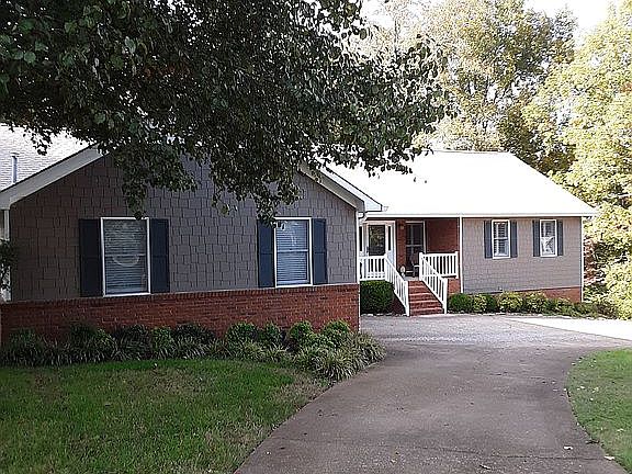 3rd image of 483 Blue Bird Ln