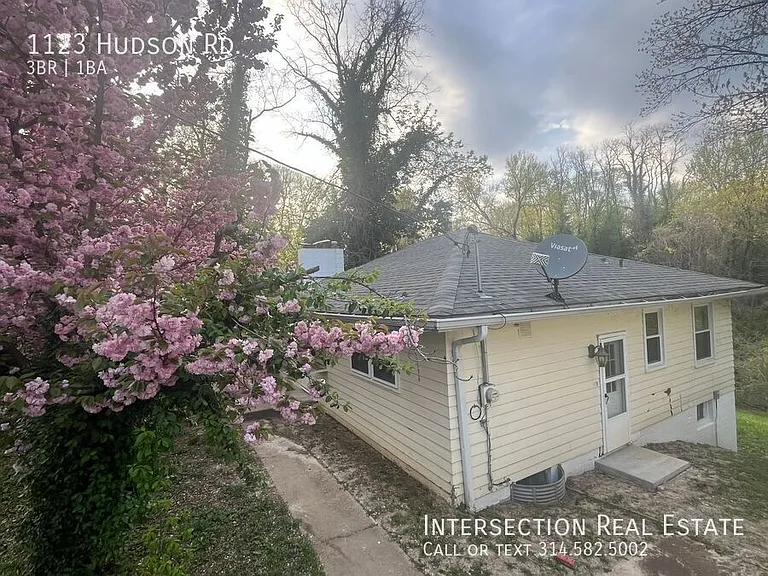 1123 Hudson Rd — Photo 2