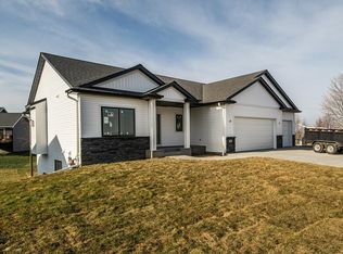 1443 Anthony Ct, Zumbrota, MN 55992