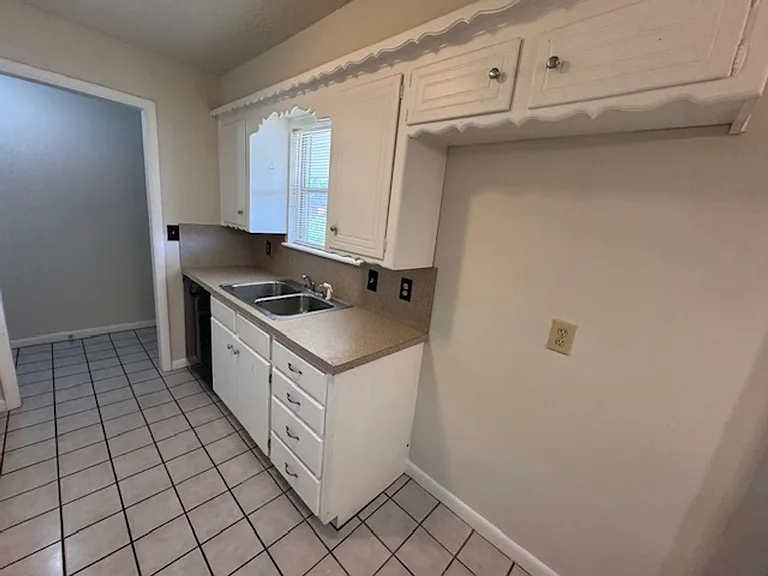 1503 Avondale Dr — Photo 6