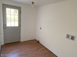 2402 W River Rd, Muskegon, MI 49445