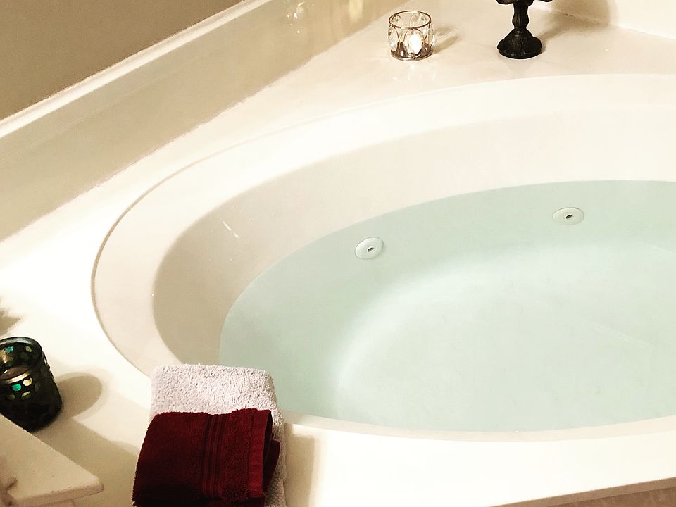 Spacious jetted garden tub 