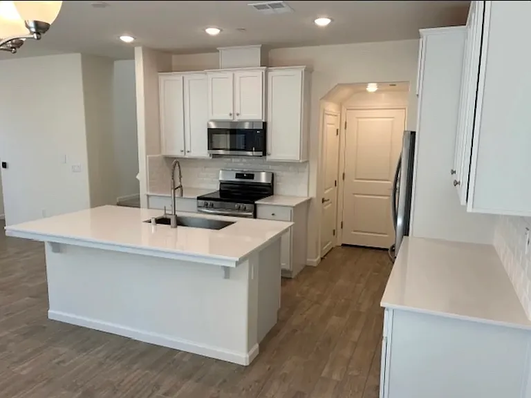 1507 Redbrick Ln — Photo 4