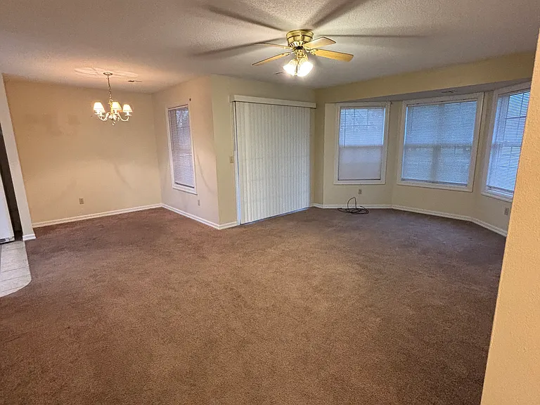 1106 Marie Ln — Photo 2