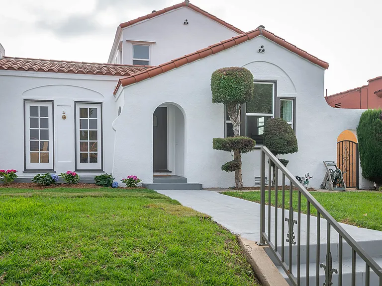 7319 S Hobart Blvd — Photo 36