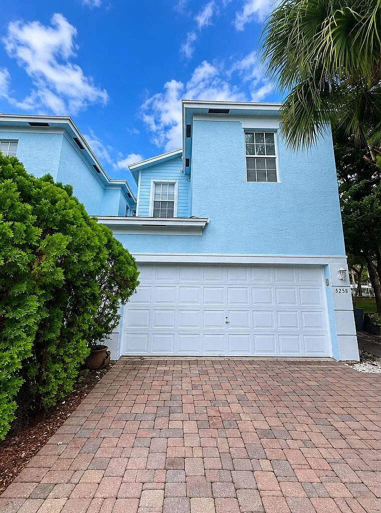 3 bed, 2.5 bath, 1711 sqft, $3,000 — Photo 1