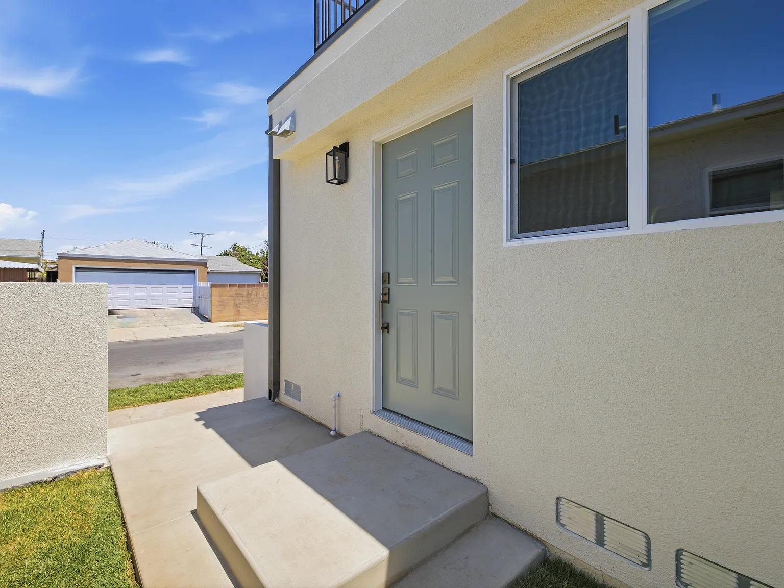 3 bed, 890 sqft, $3,850 — Photo 3