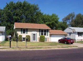 1325 Georgeanne Dr, Pekin, IL 61554
