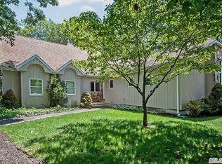 19 Jenna Ct, Holbrook, NY 11741