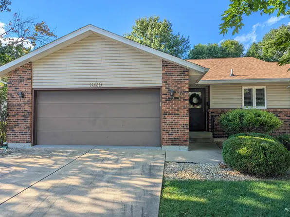 1820 Sierra Ct, Freeport, IL 61032