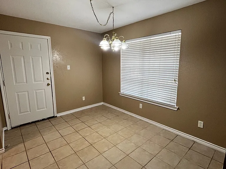 943 Sun Meadow St — Photo 4