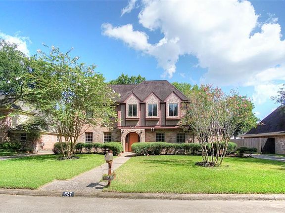 3rd image of 527 Ellingham Dr