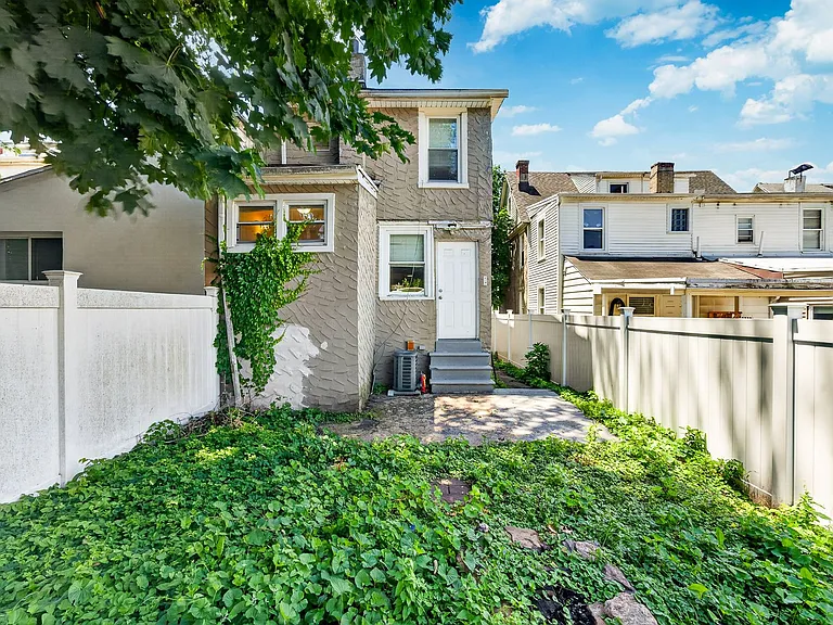 223 N New St — Photo 44