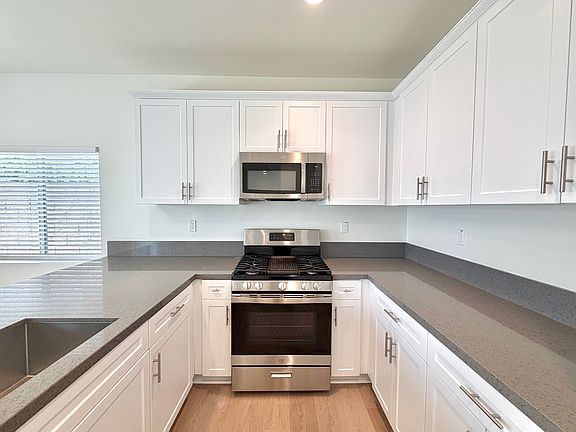 5th image of 144 N Sutter Ave