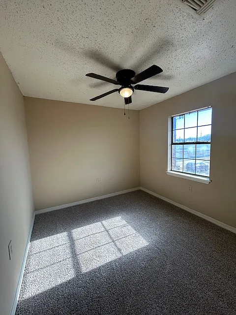 3 bed, 1000 sqft, $975 — Photo 1