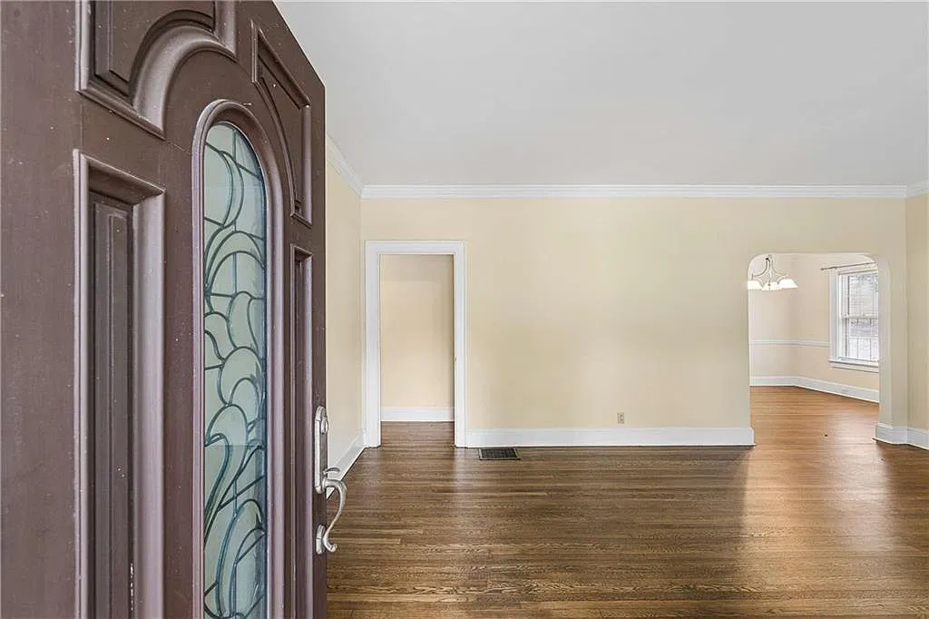 4 bed, 2.0 bath, 2500 sqft, $5,500 — Photo 3