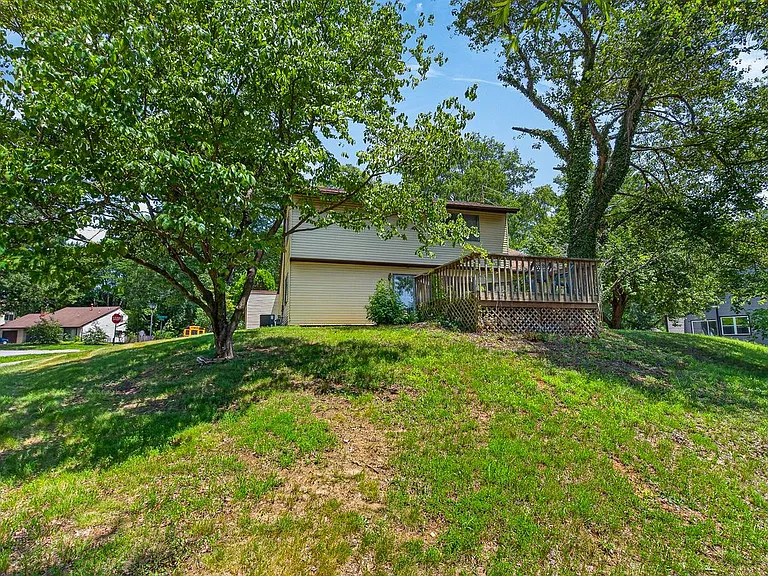 8801 Monmouth Dr — Photo 10
