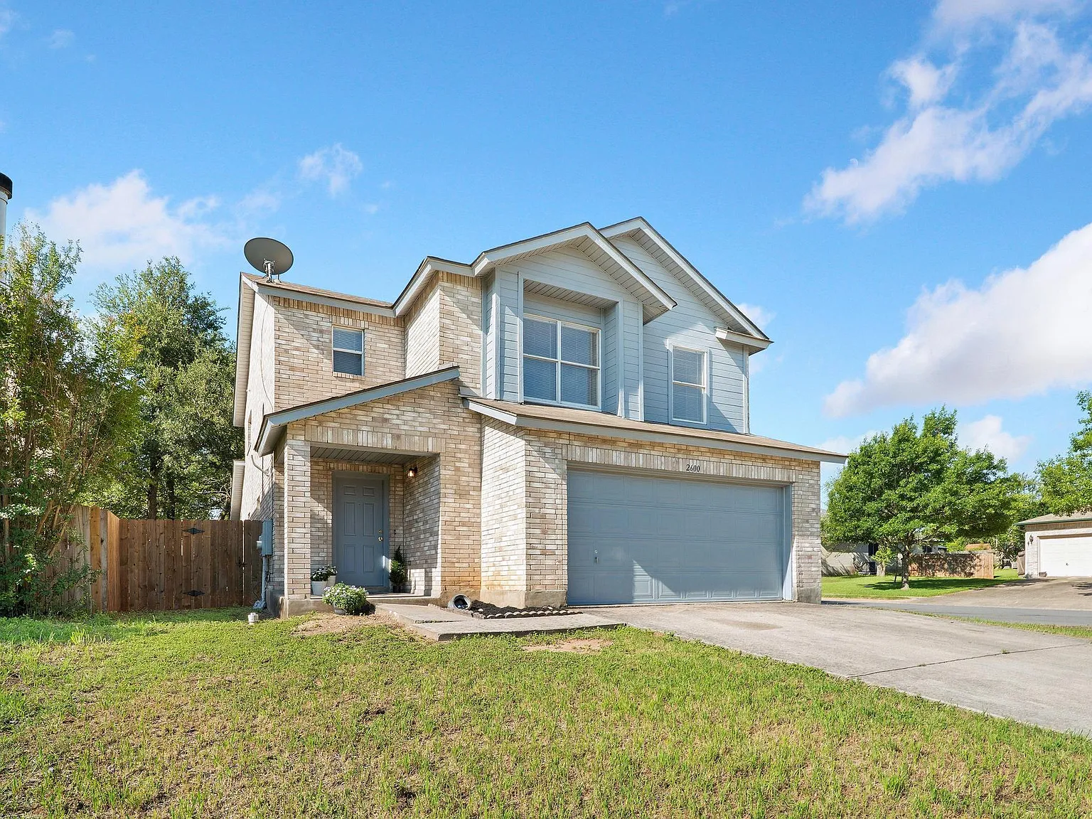 4 bed, 2.0 bath, 2098 sqft, $2,100 — Photo 1