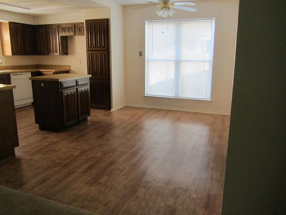2nd image of 2502 Nelwin Pl