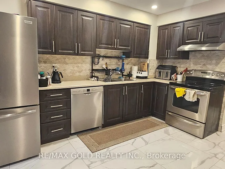 15 Valonia Dr #UPPER — Photo 3