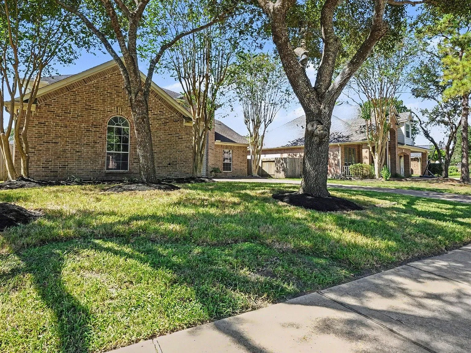 3 bed, 2.5 bath, 2759 sqft, $2,700 — Photo 2