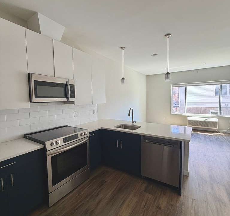1st image of 315 Lake St #404