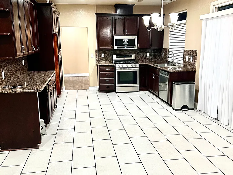 2611 Blossom Cir — Photo 12