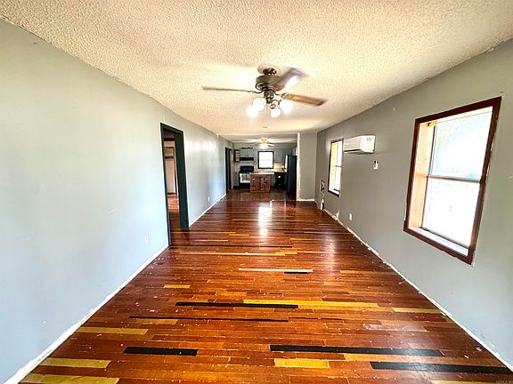3rd image of 103 N Oak St