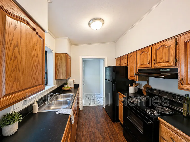 2050 Monteau Dr — Photo 3