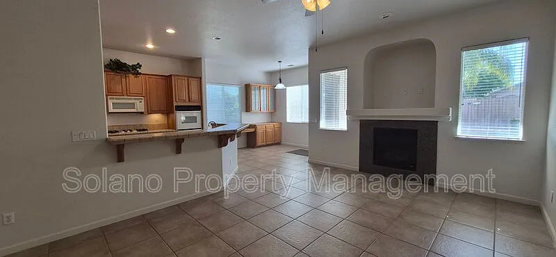 4 bed, 3.0 bath, 2360 sqft, $3,395 — Photo 4
