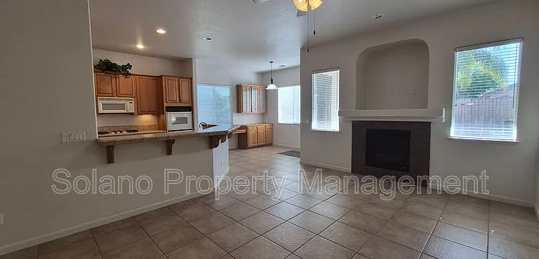 1085 Crystal Springs Dr — Photo 4