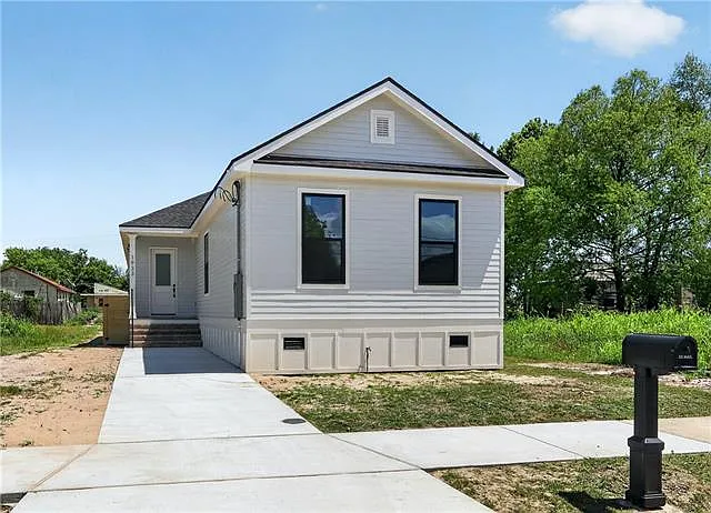 3 bed, 2.0 bath, 1919 sqft, $2,300 — Photo 1