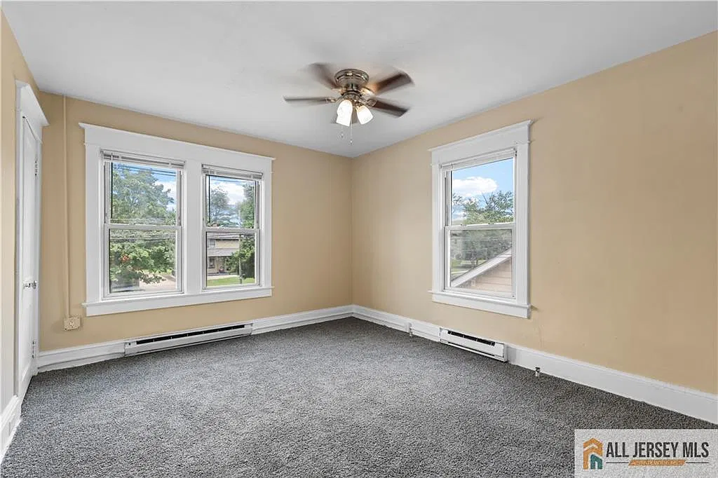 3 bed, 1.0 bath, 2608 sqft, $2,400 — Photo 2