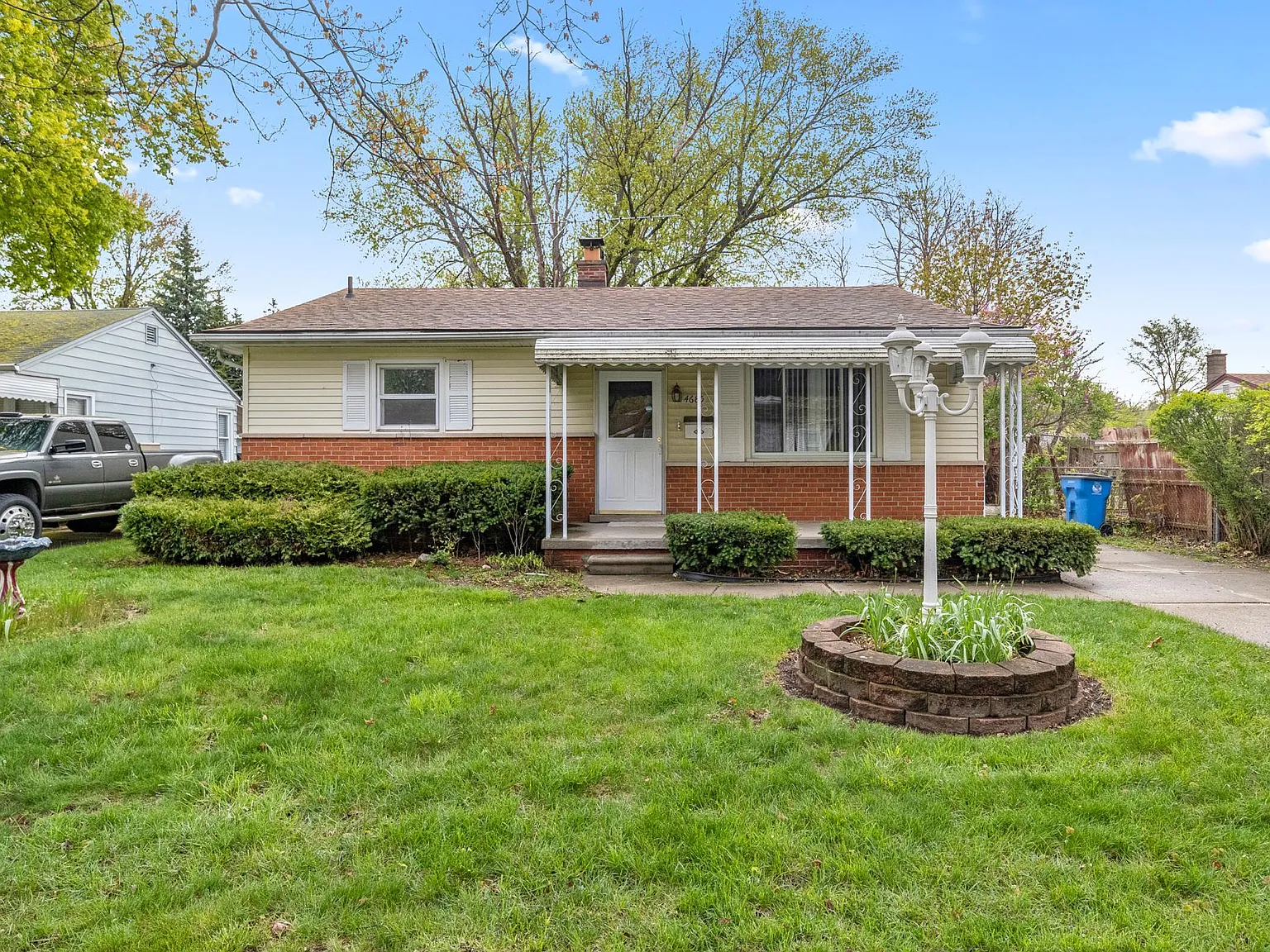 3 bed, 952 sqft, $1,400 — Photo 1